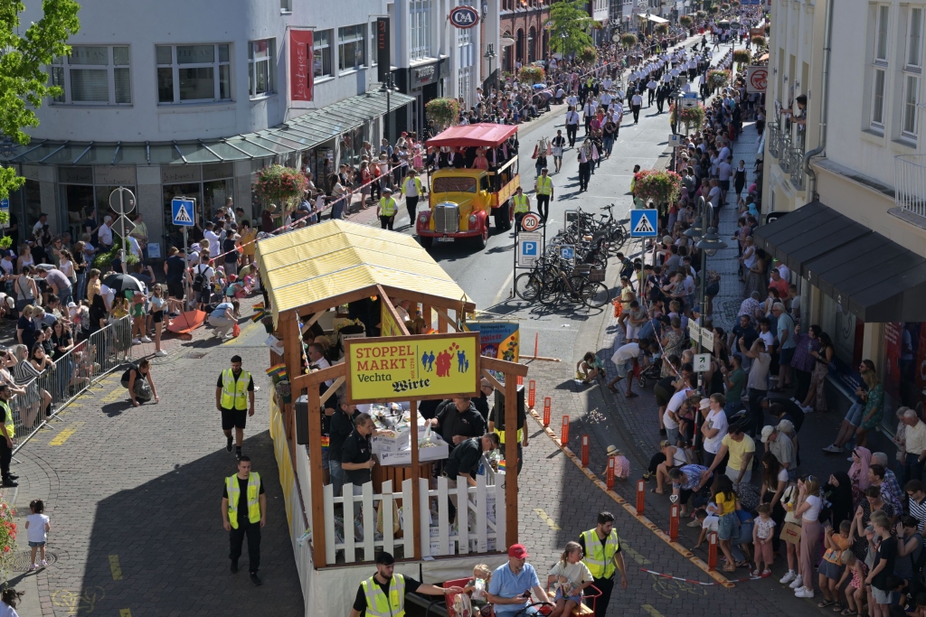 Der große Umzug vor dem Beginn des Stoppelmarktes zog zehntausende Zuschauer an. Foto: Kokenge/Stadt Vechta